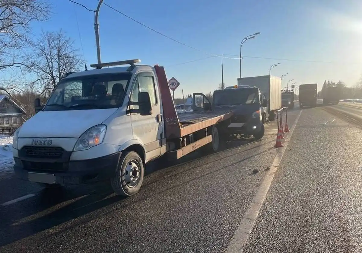 Автомобиль «2824YJ» сбил двоих мужчин.