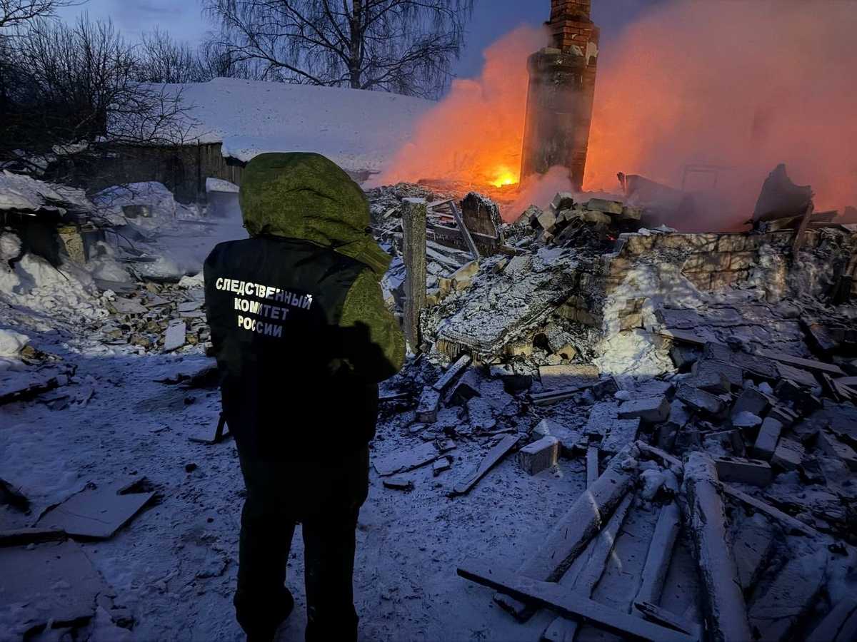 Следователи устанавливают точные причины и очаг возгорания.