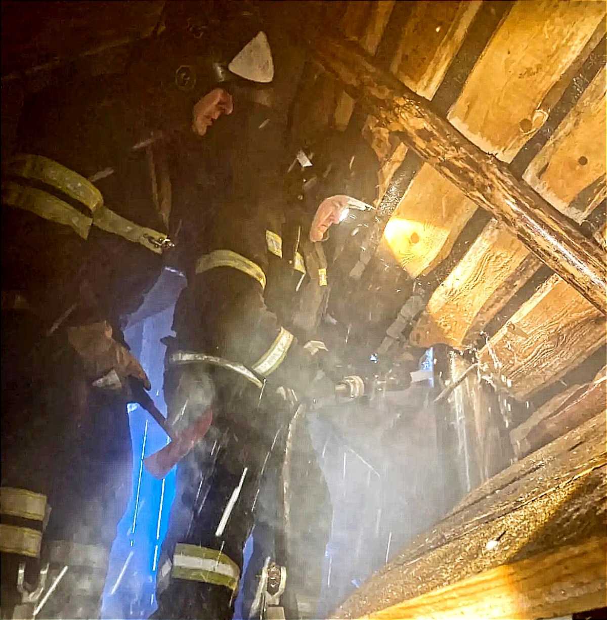 К приезду пожарных в Валдае горела кровля бани.