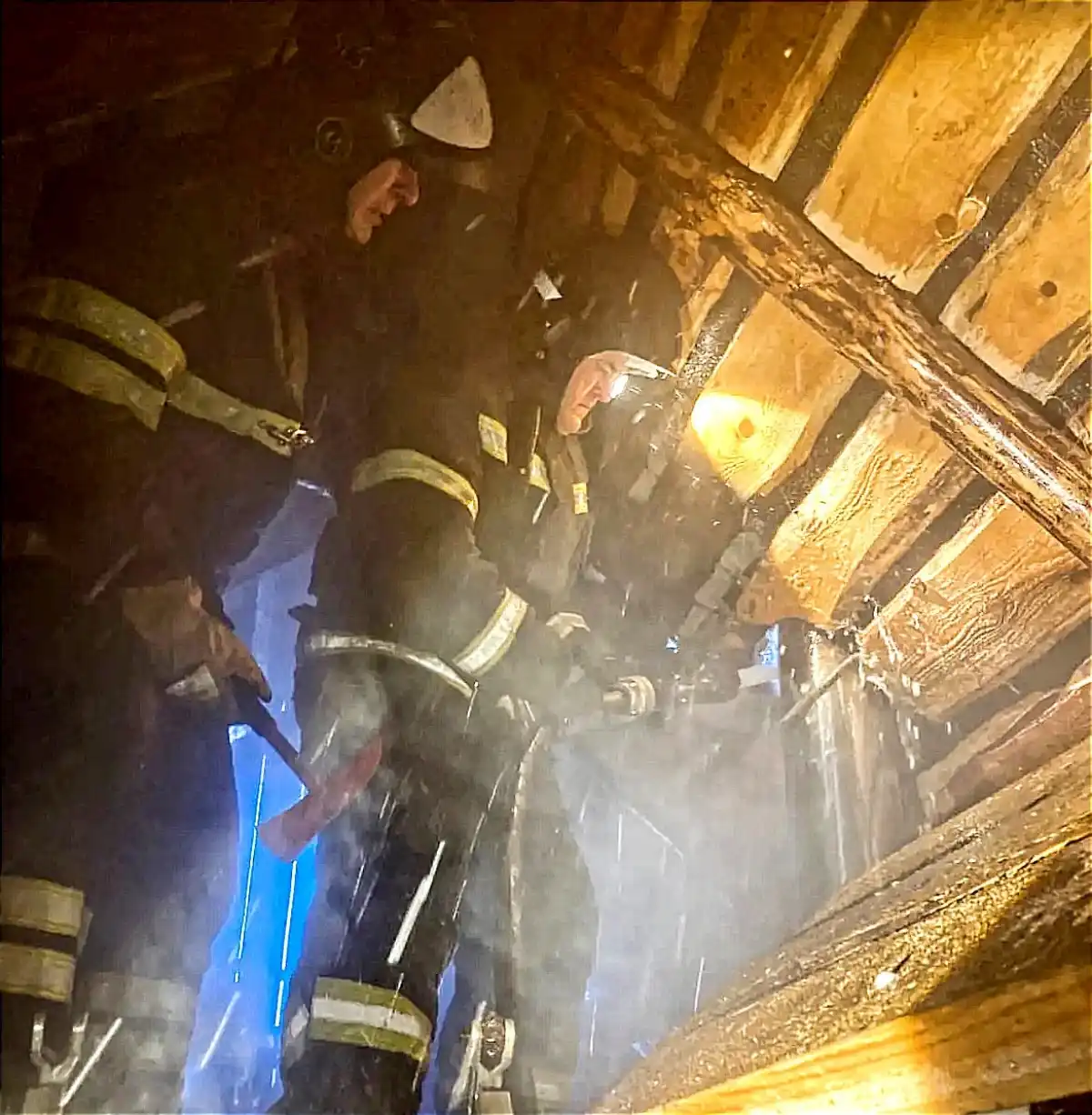 К приезду пожарных в Валдае горела кровля бани.