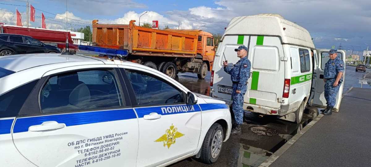 Госавтоинспекторы обнаружили и остановили скрывшийся автомобиль.