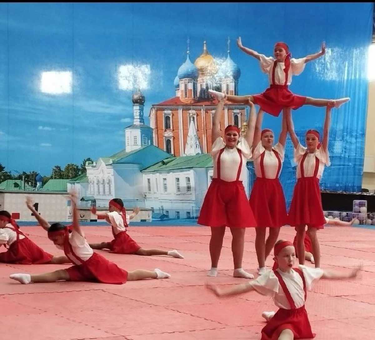 Гимнастки занимаются под руководством тренера-преподавателя Ларисы Тимофеевой.