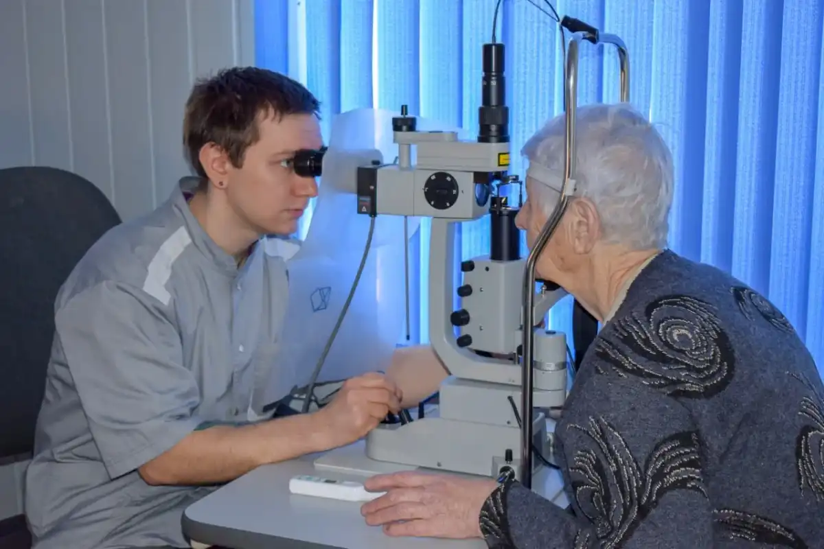 К офтальмологу каждую субботу на приём записывают более 20 человек.