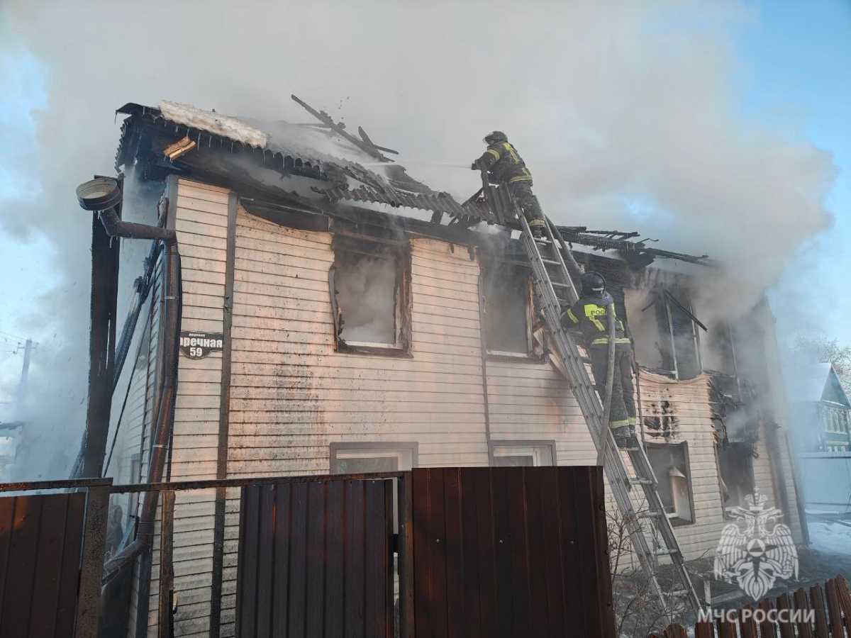 Работы по тушению продолжаются.