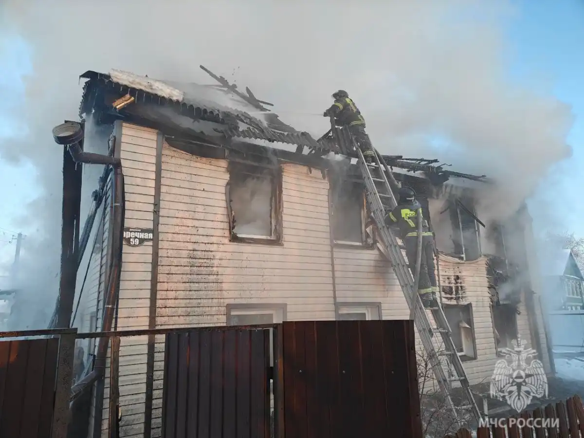 Работы по тушению продолжаются.