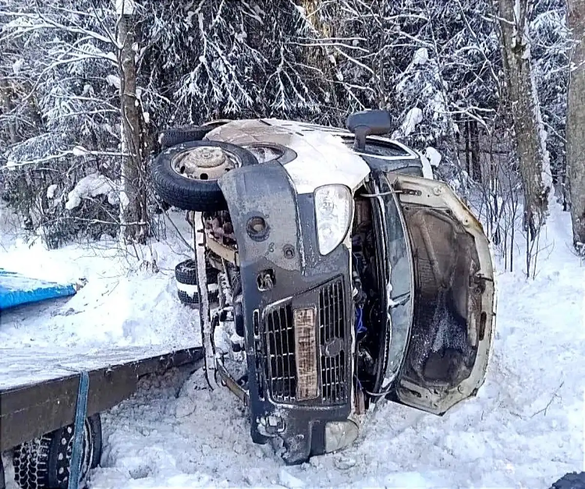Спасатели проверили, нет ли утечки горючего.