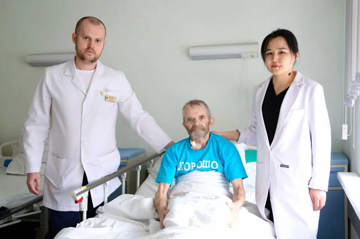 Пациент чувствует себя хорошо, самостоятельно передвигается.