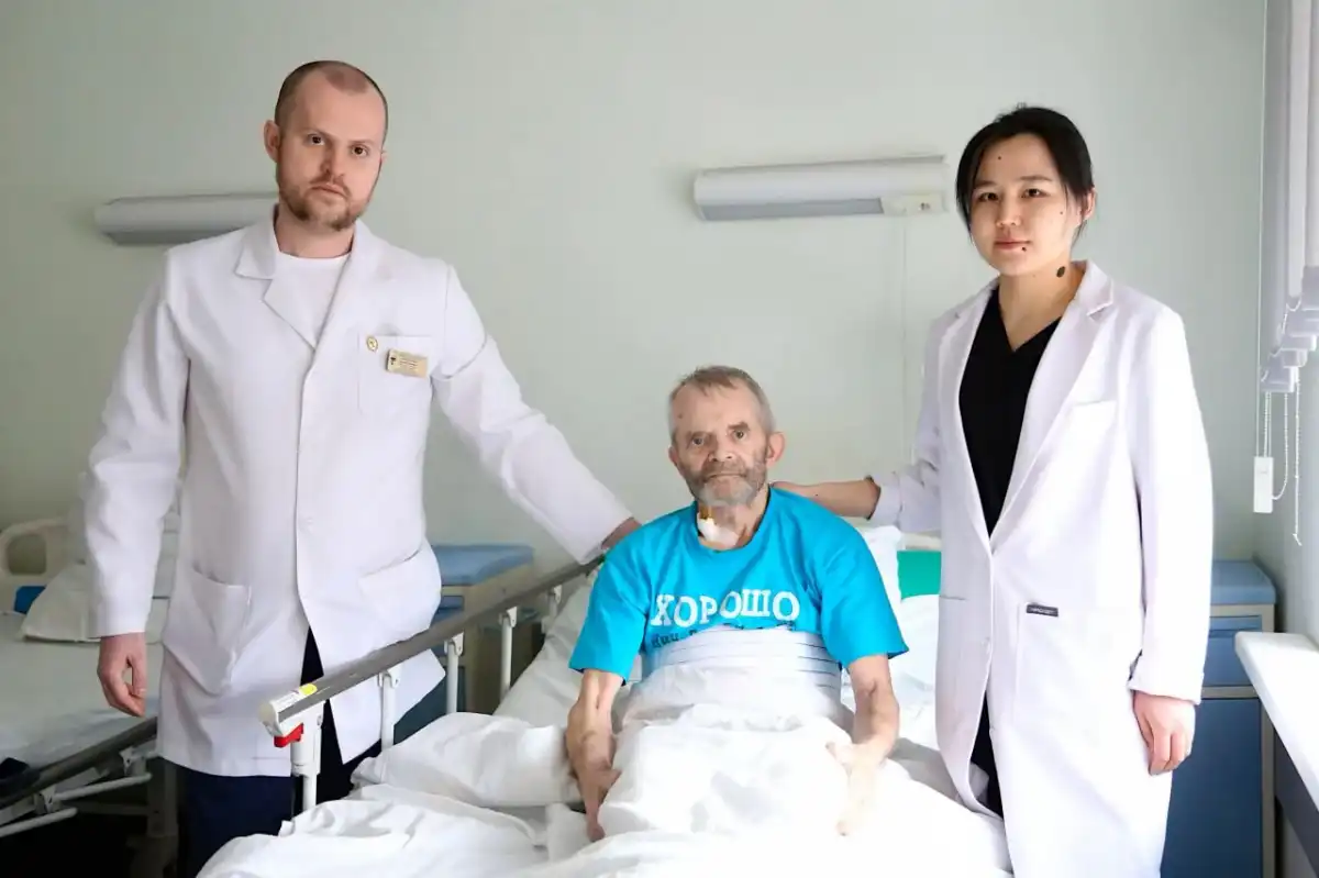 Пациент чувствует себя хорошо, самостоятельно передвигается.