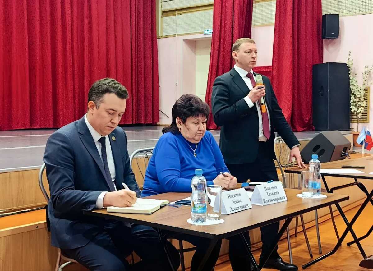 В Мошенском обсудили вопросы жителей, касающиеся организации медицинской помощи в округе в период ремонта здания.