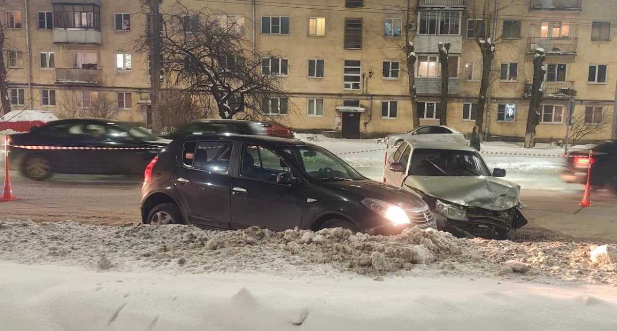 Водителя «Рено» с сотрясением головного мозга госпитализировали.