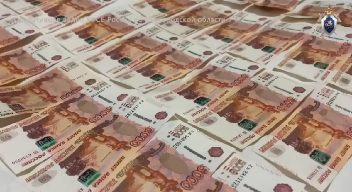 По версии следствия, фигуранты через посредника передали взятку в 200 тысяч рублей сотруднику УФСБ по Новгородской области.