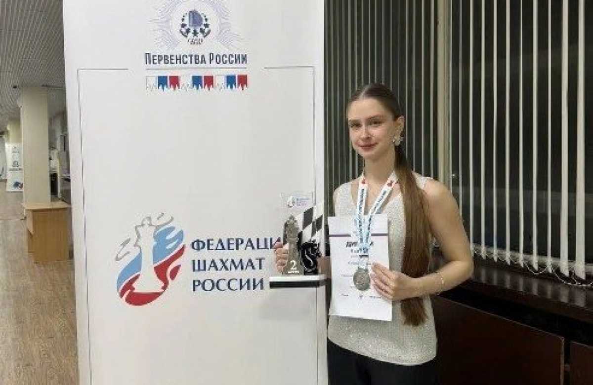 Евгения Сатановская тренируется под руководством Виктора Трущелёва.