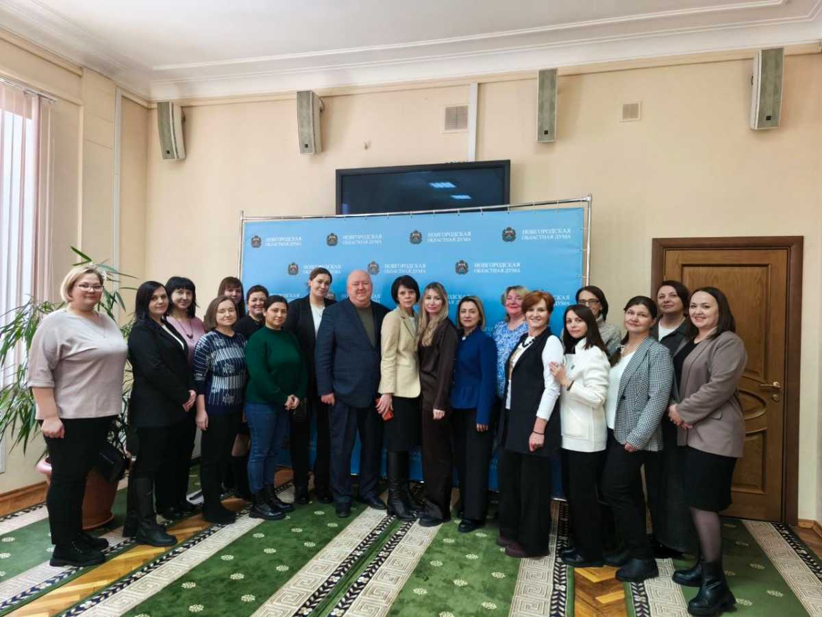 Специалисты ведут приём в государственных и частных медицинских организациях.