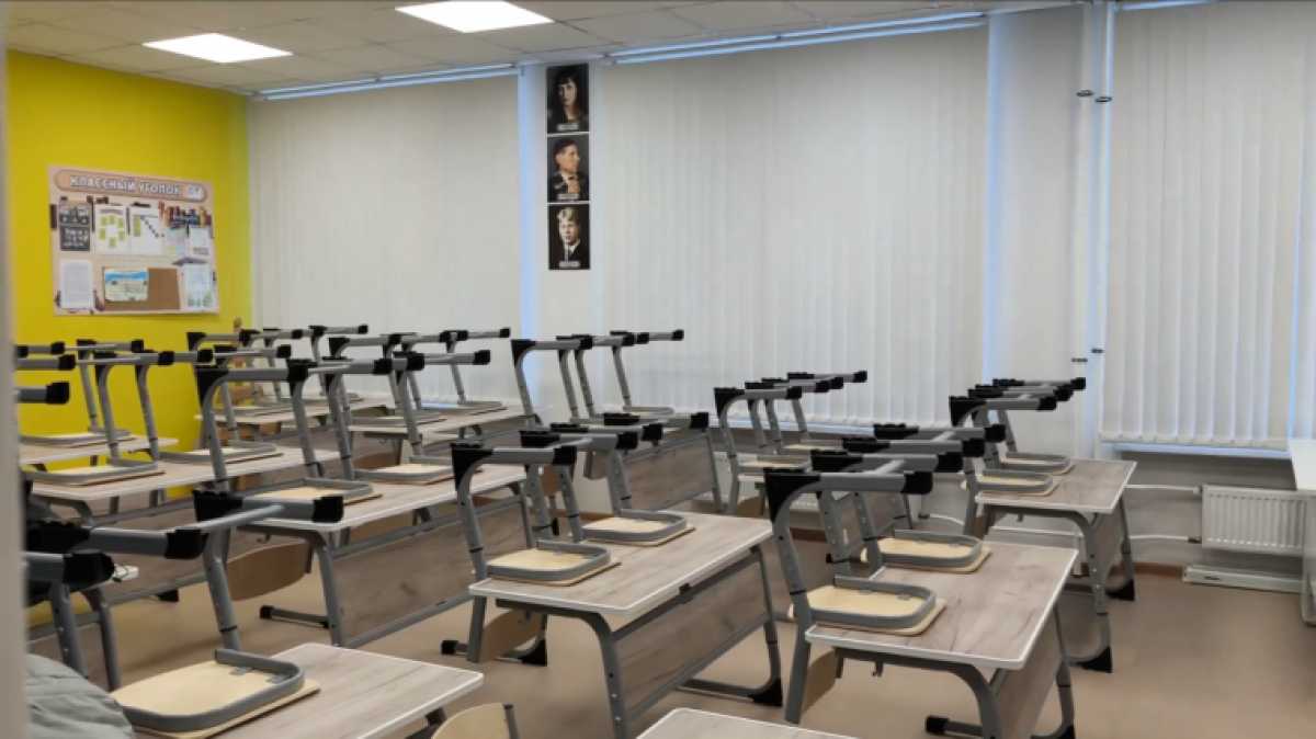 Сейчас в школе наводят порядок и всё расставляют.