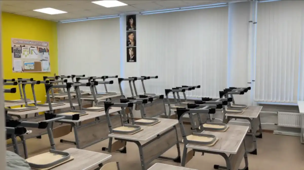 Сейчас в школе наводят порядок и всё расставляют.