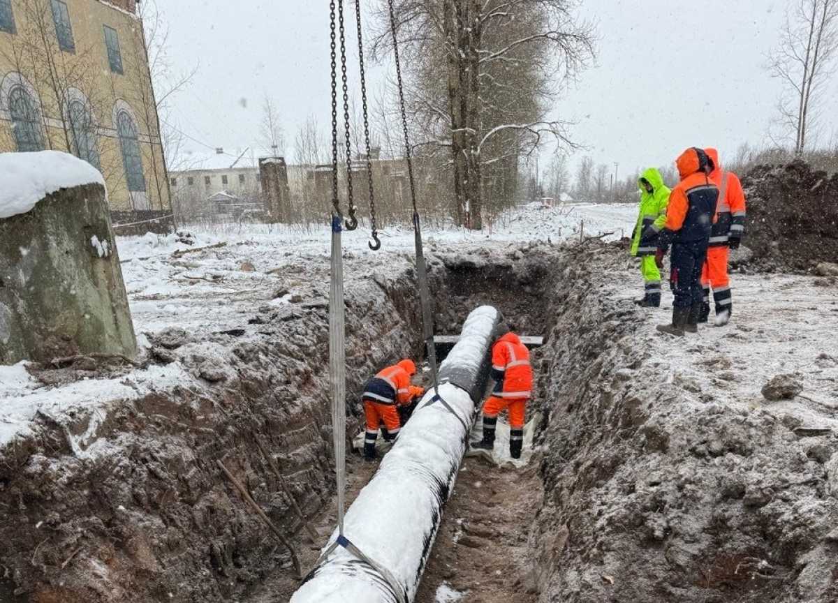 Сейчас на подъезде к аэродрому укладывают водопропускные трубы.