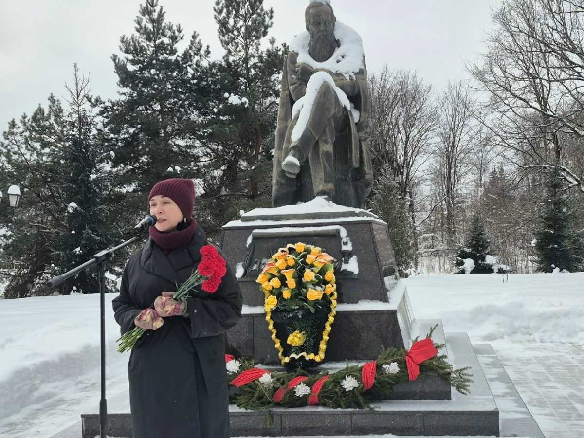 Почитатели творчества писателя, краеведы и гости возложили цветы к памятнику Достоевскому.