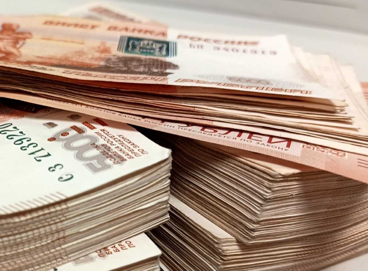 За дачу взятки могут оштрафовать на сумму до 4 млн рублей или приговорить к лишению свободы до 15 лет.