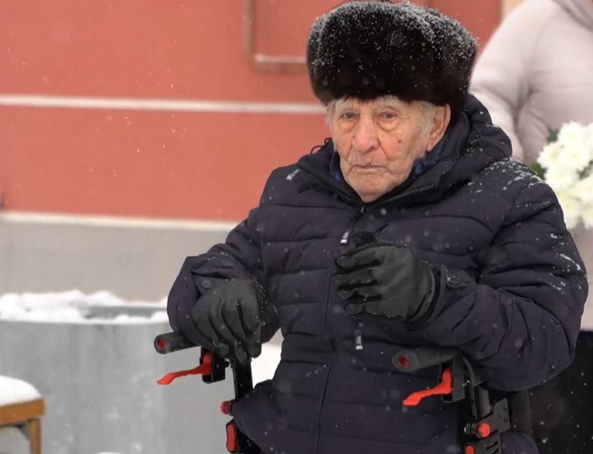 Городской духовой оркестр сыграл для Василия Крестьянинова песни военных лет.