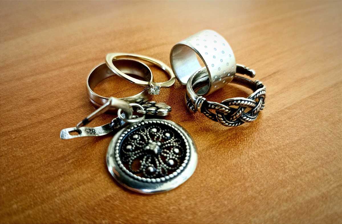 В ювелирном магазине боровичанин потребовал отдать ему украшения стоимостью более 3 млн рублей.