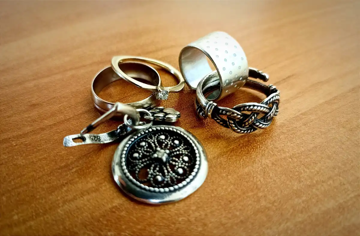 В ювелирном магазине боровичанин потребовал отдать ему украшения стоимостью более 3 млн рублей.