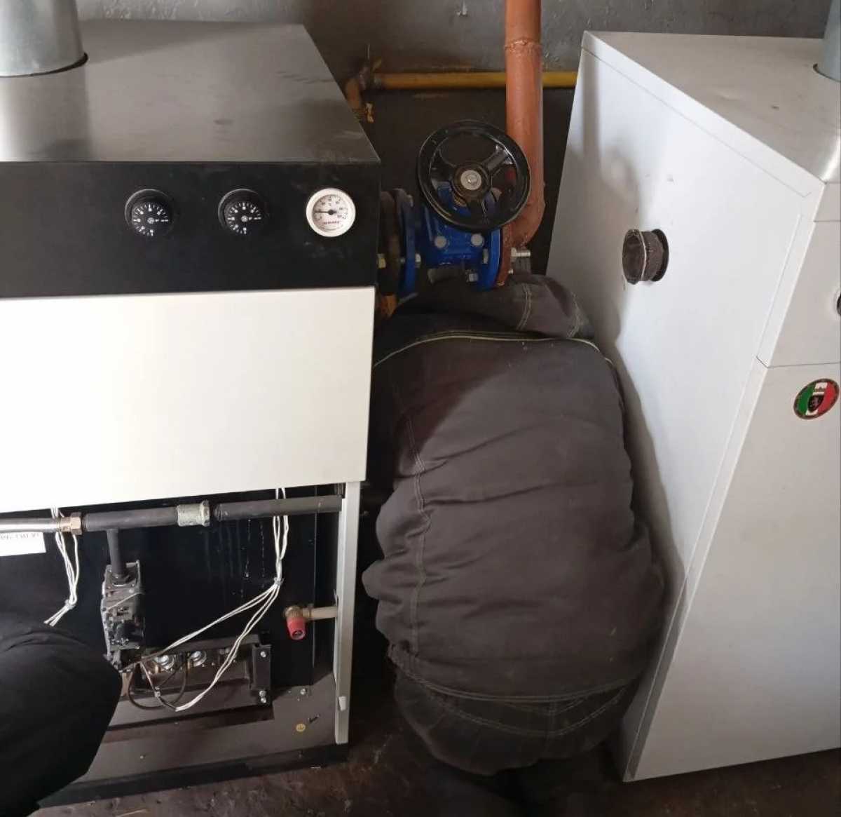 Бригада новгородцев оперативно восстановила работоспособность системы отопления.