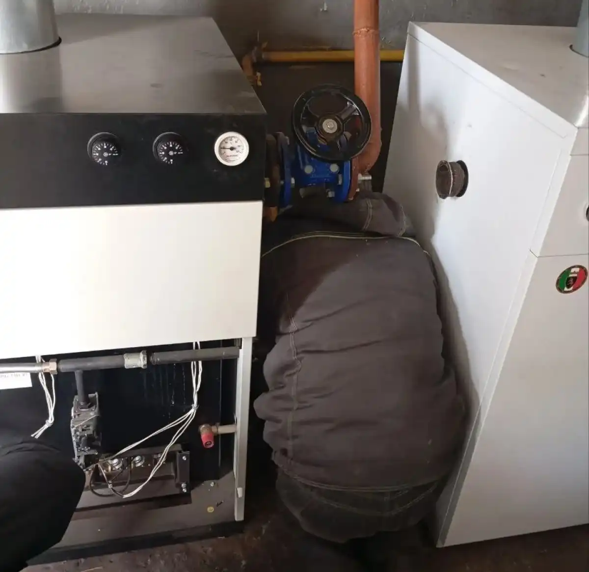 Бригада новгородцев оперативно восстановила работоспособность системы отопления.