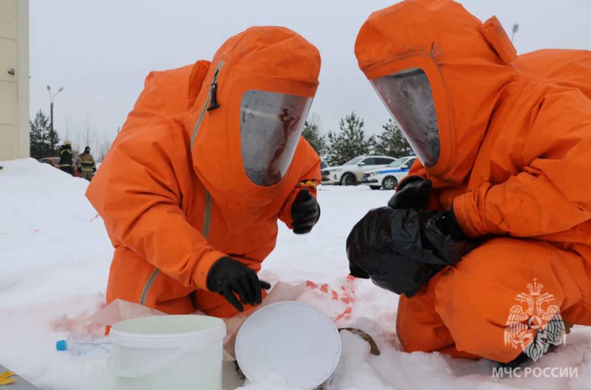 В ходе тренировки специалисты-химики провели радиационную и химическую разведку.