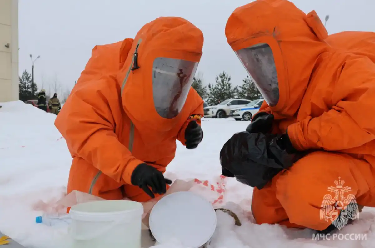 В ходе тренировки специалисты-химики провели радиационную и химическую разведку.