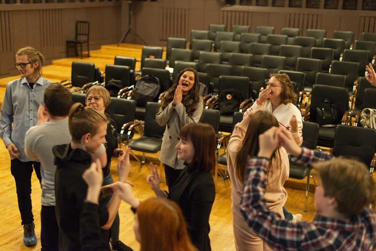 Добровольцы помогают «Малому» как «служба заботы» о зрителе, дежурят на спектаклях вместе с администраторами, могут помочь анкетировать публику или придумывают новый флешмоб.