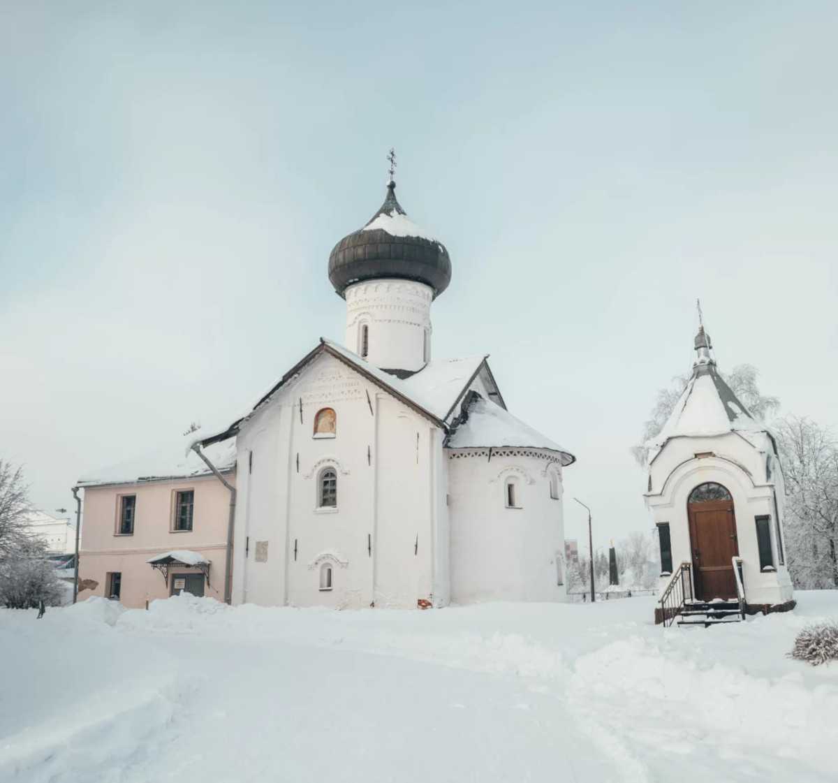 Роспись церкви представляет собой полную годовую минею — изображения святых в календарном порядке: с сентября по август.