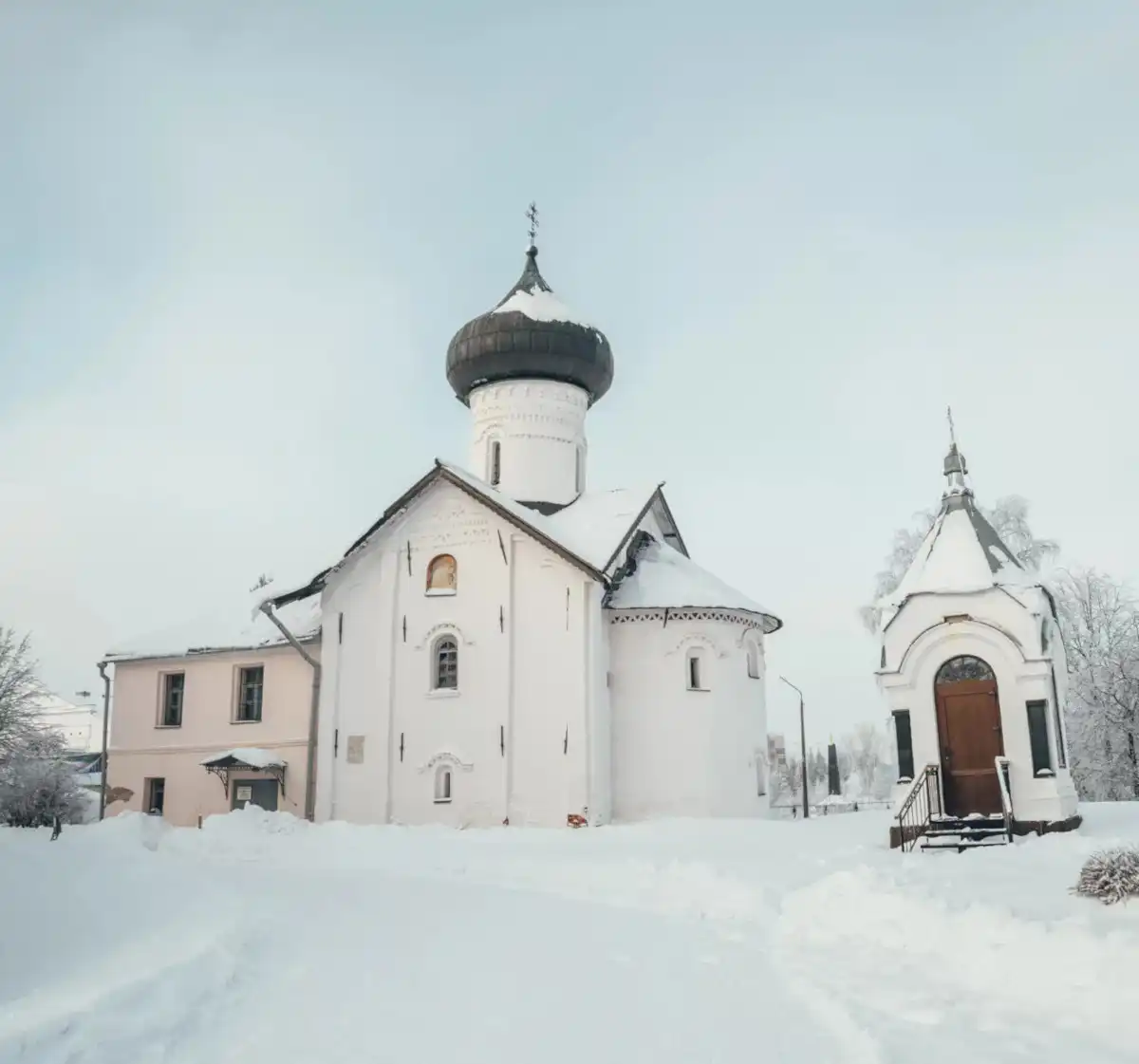 Роспись церкви представляет собой полную годовую минею — изображения святых в календарном порядке: с сентября по август.