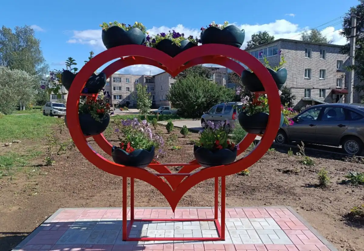 Конкурс проводится по четырём номинациям. Победители определяются путём народного голосования.