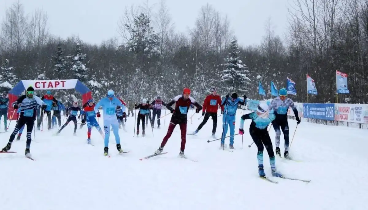 В Окуловке на лыжной трассе на старт вышли более 300 участников гонки – от мала до велика.