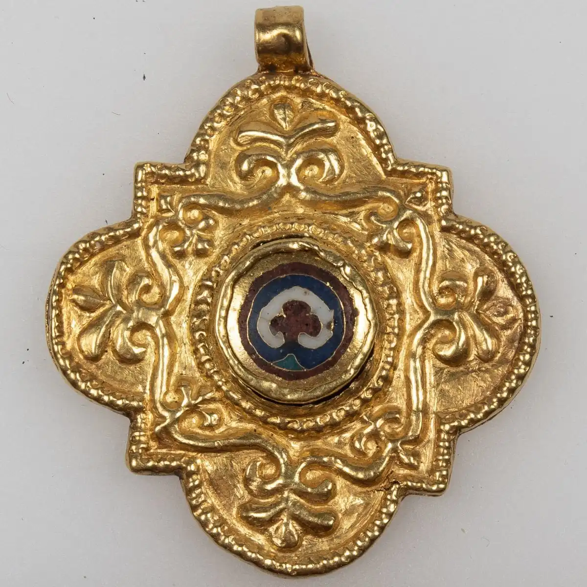 Эмалевая вставка в золотой подвеске имеет византийское происхождение.