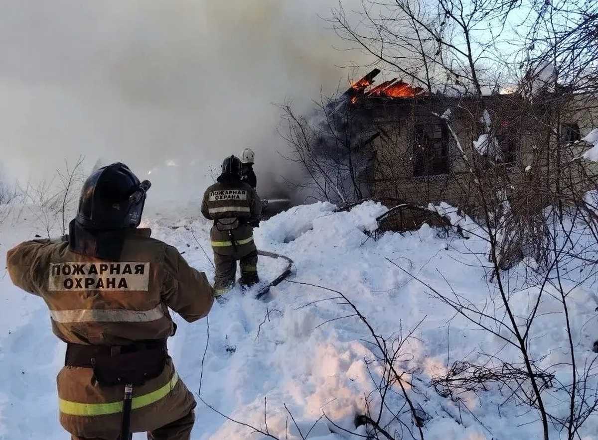Огонь тушили восемь пожарных.