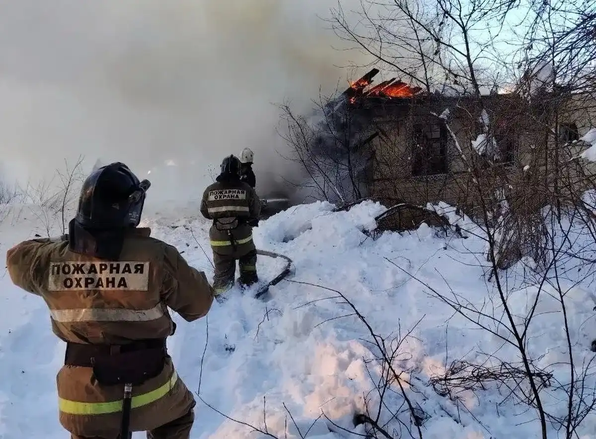 Огонь тушили восемь пожарных.