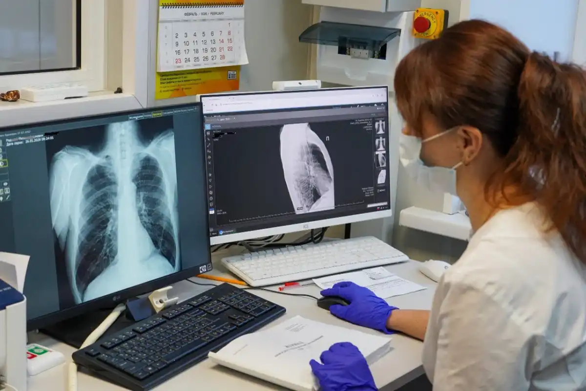 Записаться на обследование по полису ОМС можно в поликлинике по месту жительства.