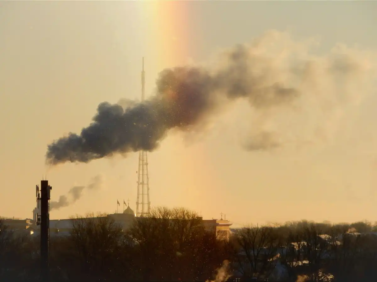 Увидеть эффект гало можно в тех местах, где есть благоприятные условия для появления ледяных кристаллов в небе.