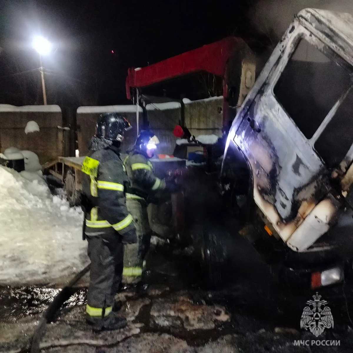 Погибших и пострадавших нет. Причины пожаров устанавливают органы дознания.