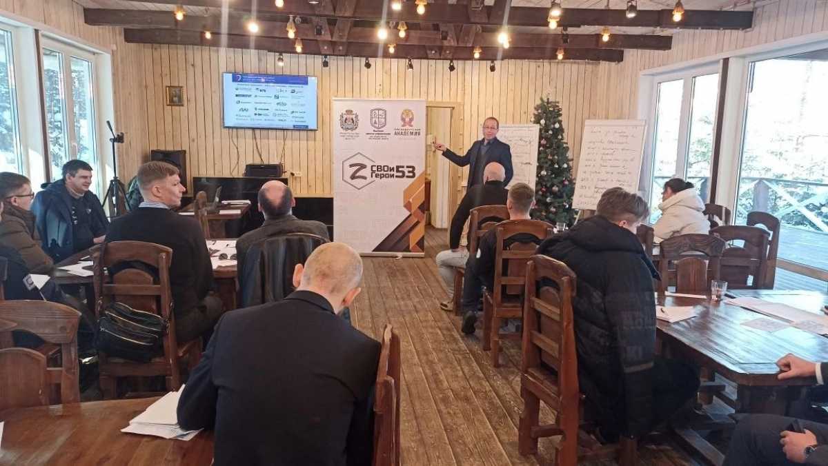 О продуктах Фонда подробно рассказал Василий Шаин. Сегодня Фонд предлагает около 18 программ льготного кредитования. Он работает с 1997 года.