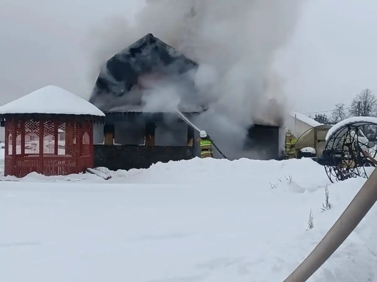 В тушении принимали участие три автоцистерны и 10 человек личного состава.