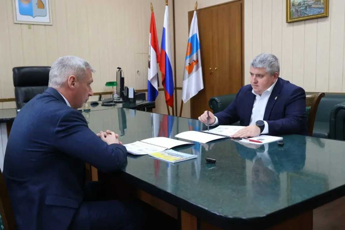 Андрей Герасимов обратился к Александру Дронову с просьбой помочь с восстановлением моста через реку Круппа и ремонтом тротуара на улице Подбельского.