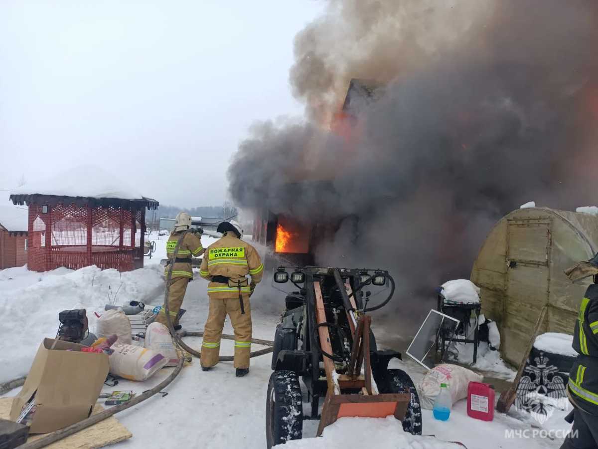 Причины пожаров устанавливают органы дознания.