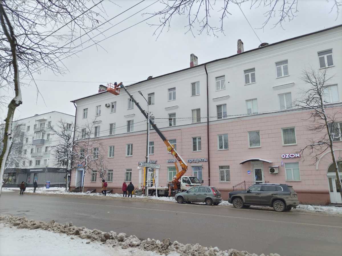 За неделю в регионах России произошло более 60 происшествий, связанных со сходом снега и падения льда с крыш.