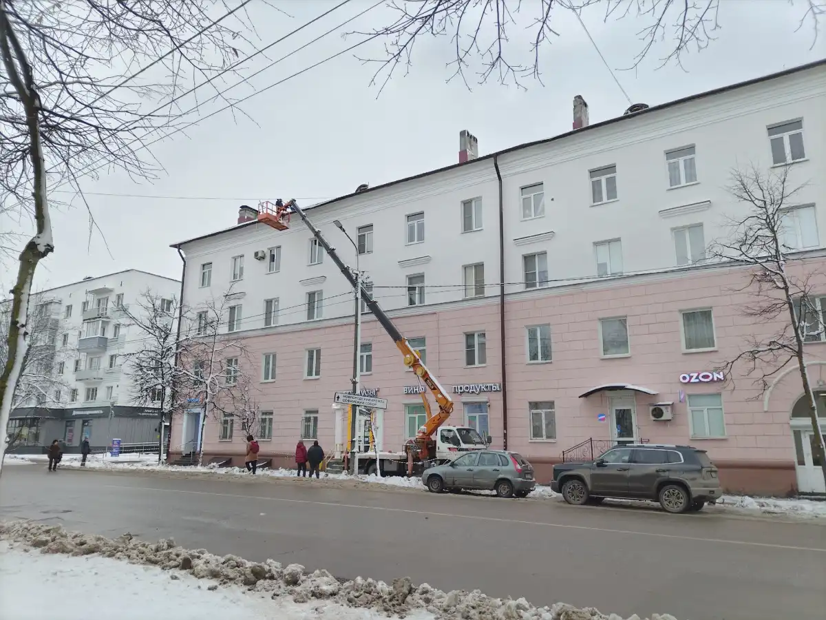 За неделю в регионах России произошло более 60 происшествий, связанных со сходом снега и падения льда с крыш.