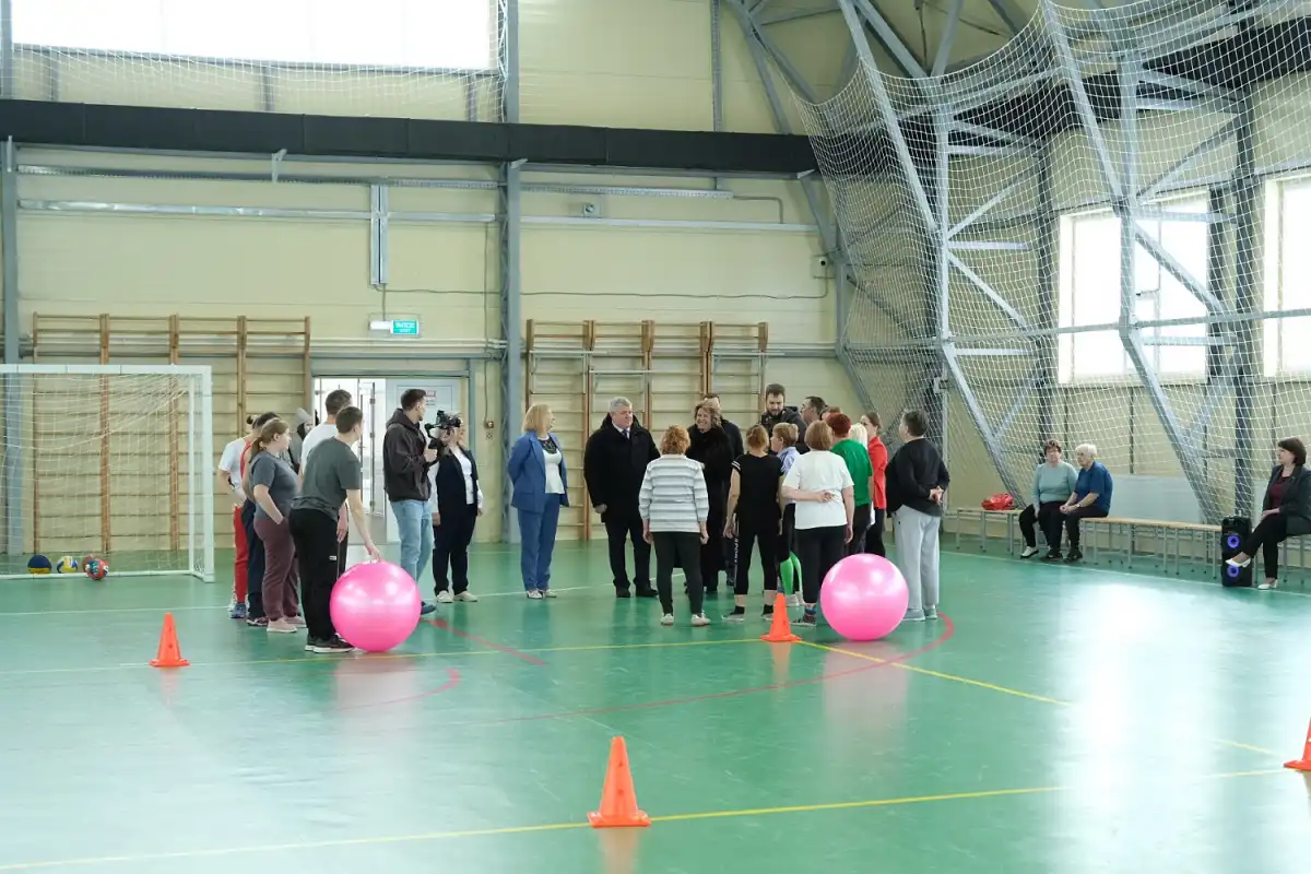 На базе спортцентра два раза в неделю занимаются и участники региональной программы «Активное долголетие», которая реализуется в рамках национального проекта «Семья».
