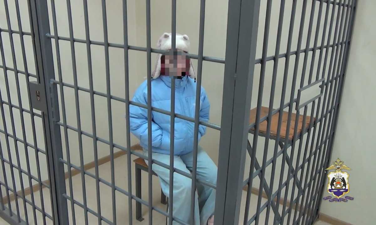 После задержания помощницу мошенников поместили под домашний арест.