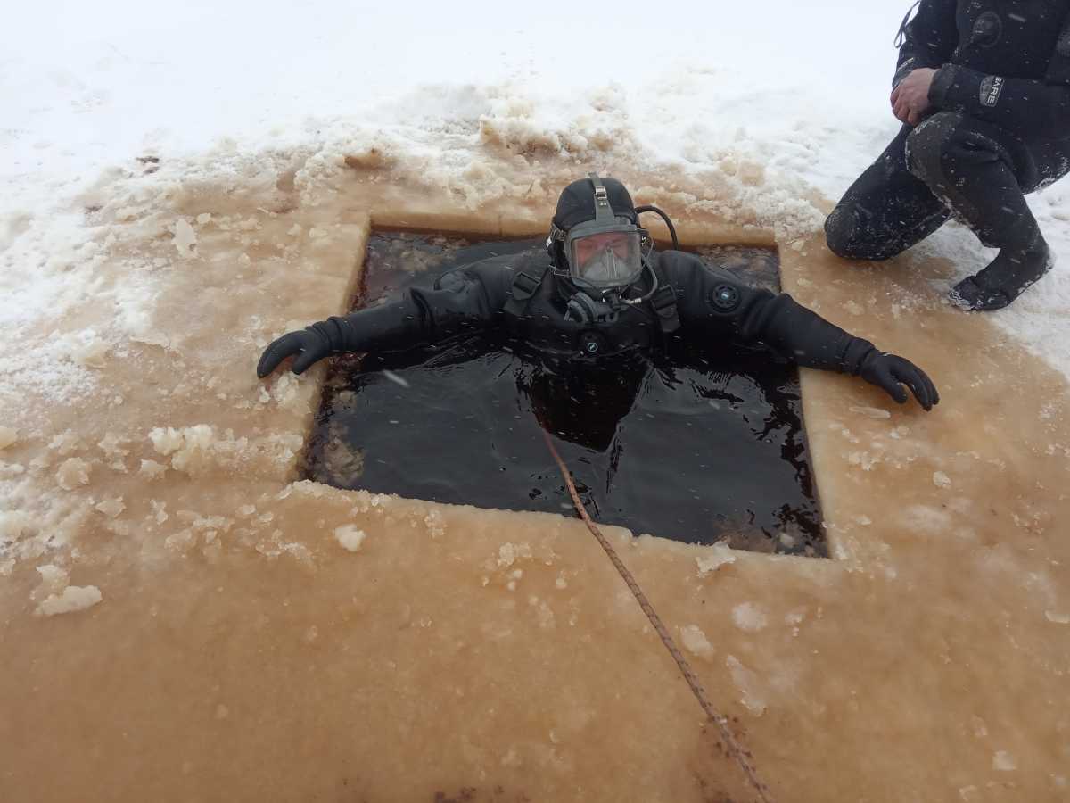 Во время тренировок водолазы отрабатывают навыки поиска пострадавших и предметов в воде.