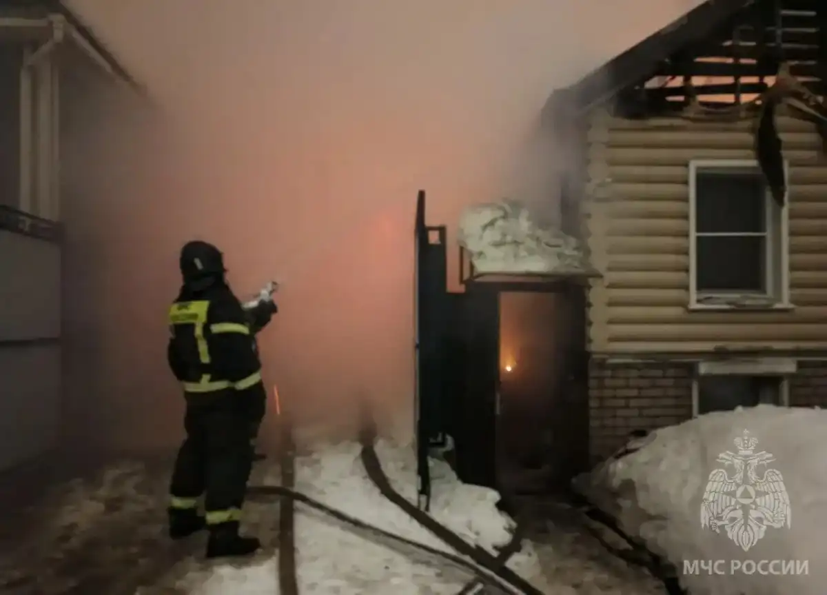 В результате возгорания в Боровичах уничтожена кровля дома, внутренняя отделка и имущество двух квартир по всей площади